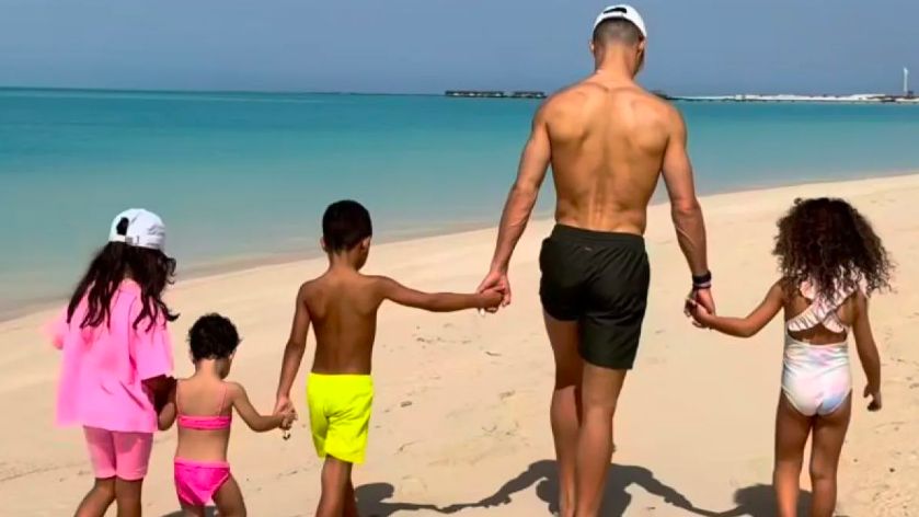 Potret Liburan Cristiano Ronaldo dan Anak-anak di Pantai Arab Saudi