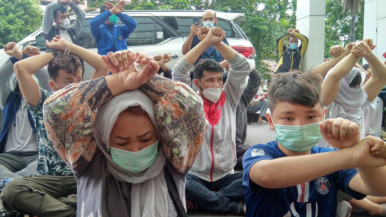 Momen Pengungsi Afganistan Minta Bantuan Jokowi: Pak Presiden Tolong Carikan Kami Solusi