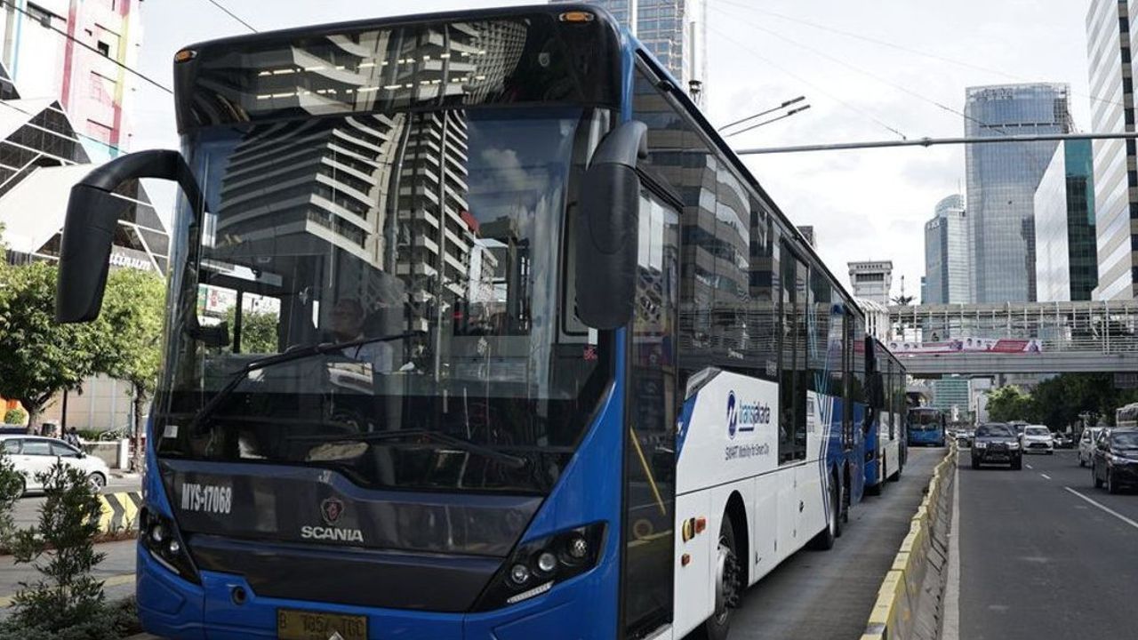 Aksi 4 Orang Ini Bikin Melongo, Curi Ratusan Kursi Bus TransJakarta