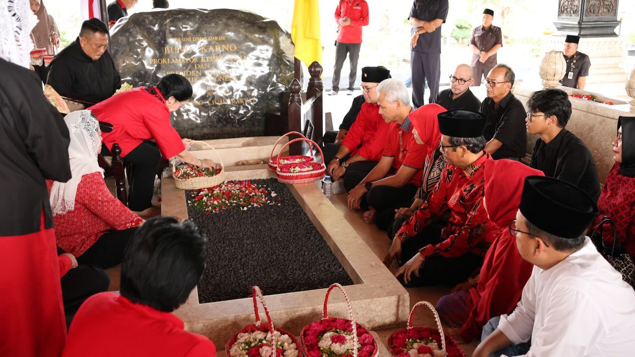 Ziarah ke Makam Bung Karno Bareng Mahfud dan Megawati, Ganjar: Sudah Lama Diajak