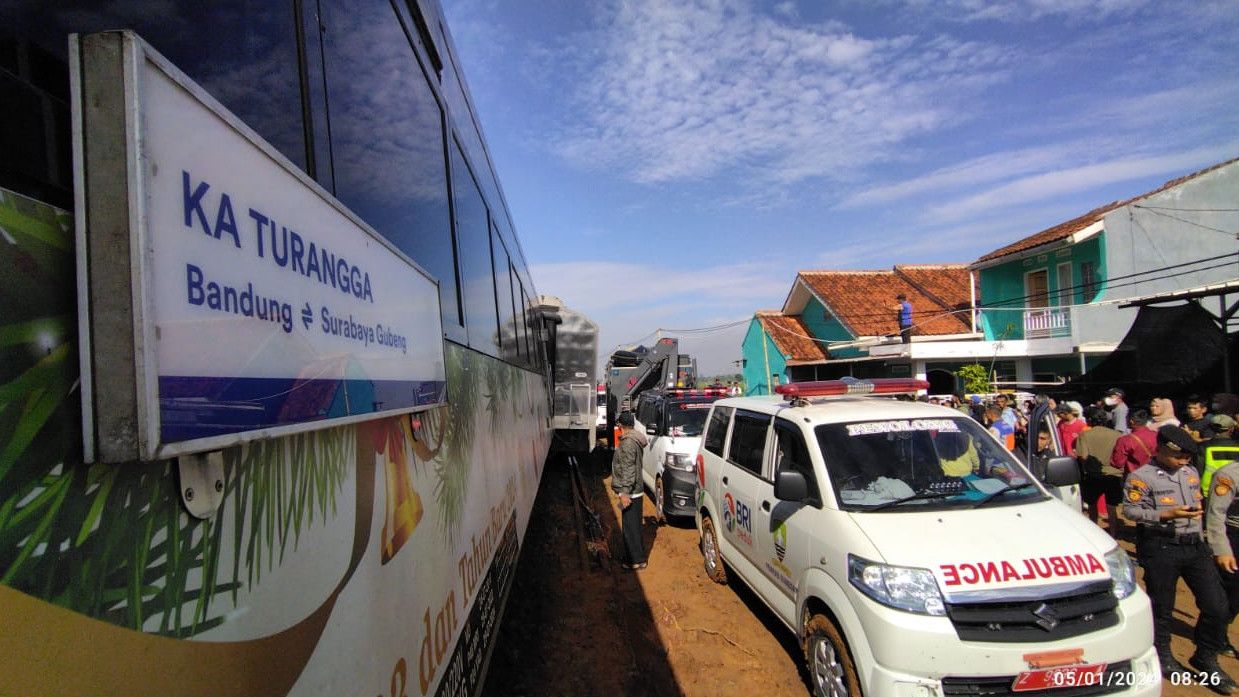 PT KAI: Saat Ini Sedang Evakuasi Penumpang KA Turangga dan Commuter Line Bandung Raya di Cicalengka