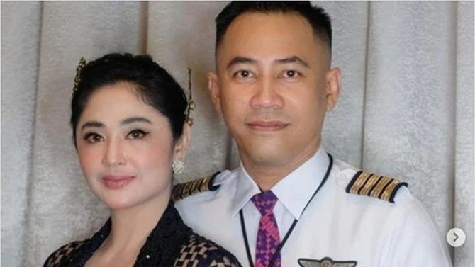 Rully Pacar Pilot Keciduk Asyik Pelukan dengan Wanita di Bar, Dewi Perssik: Terimakasih Sudah Menunjukkan Kuasa Allah