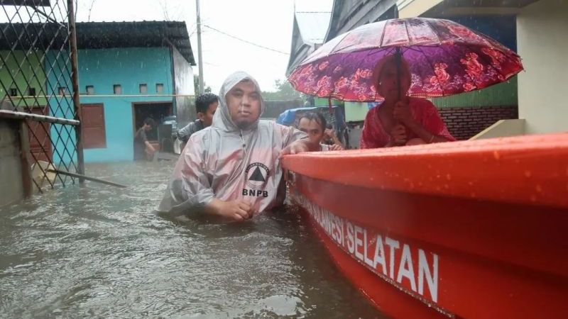 BPBD Sulsel Kerja Keras Membantu Warga Korban Banjir Makassar