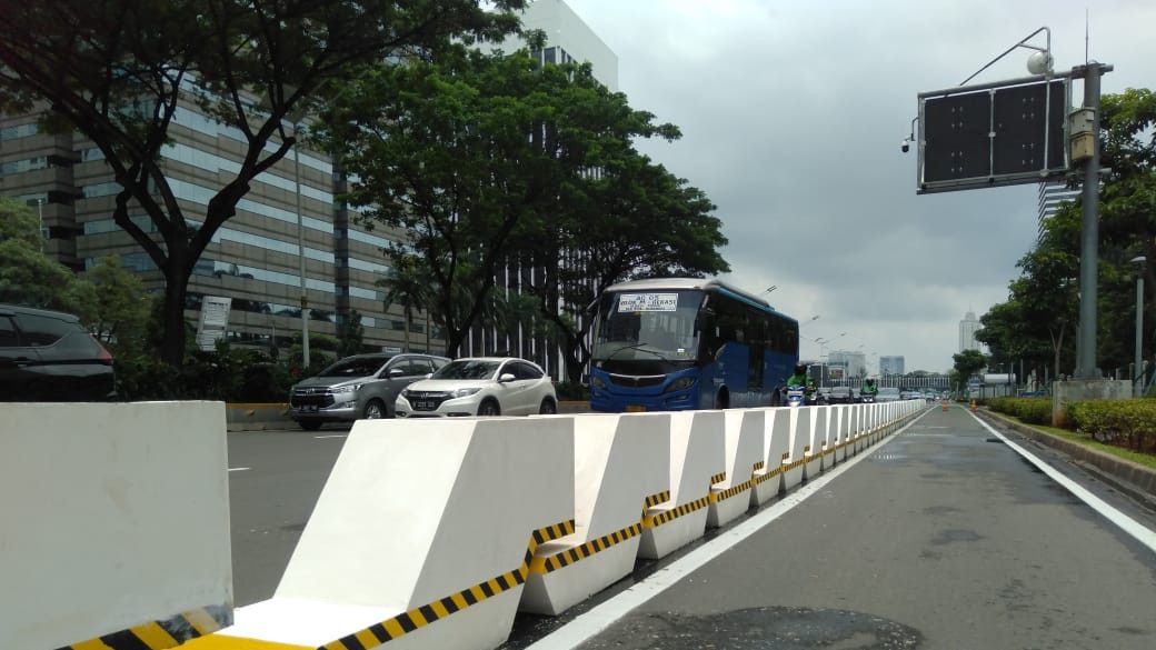 Jalur Sepeda Sudirman: Digunakan Pengendara Mobil, Dikritik Anggota DPR karena Lebar