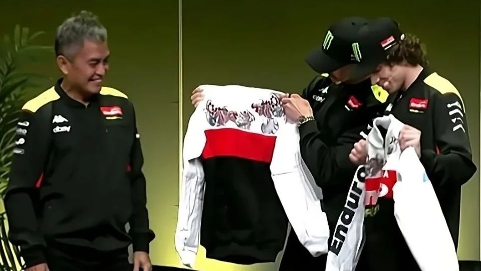 Valentino Rossi Pakai Jaket Batik Merah Putih Saat Launching Tim VR46