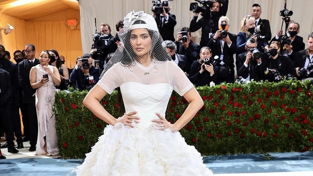 Demi Menghormati Virgil Abloh, Kylie Jenner Santai Penampilannya di Met Gala 2022 Tuai Kritik