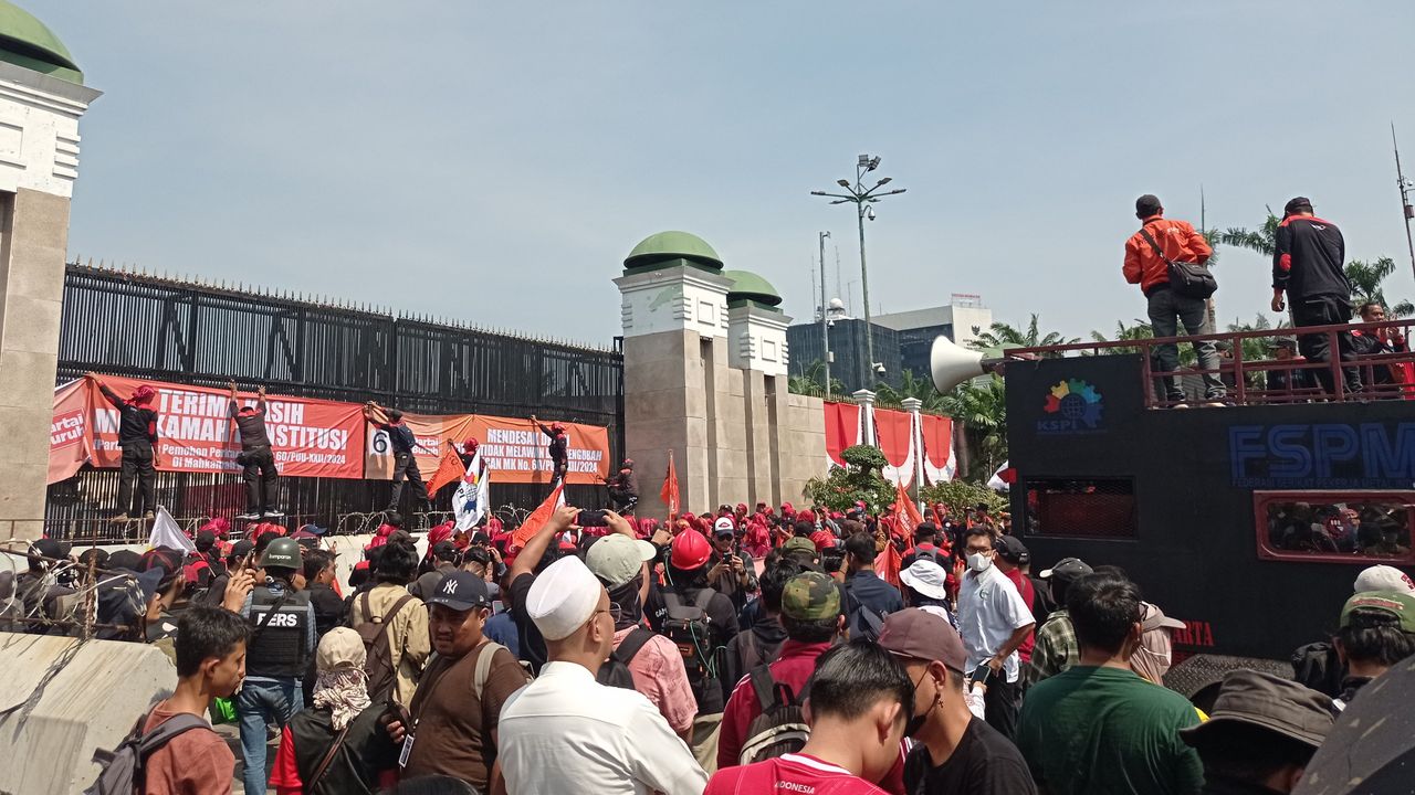 Gedung DPR Ditutup Rapat dengan Pagar Beton Jelang Demo Buruh-Mahasiswa