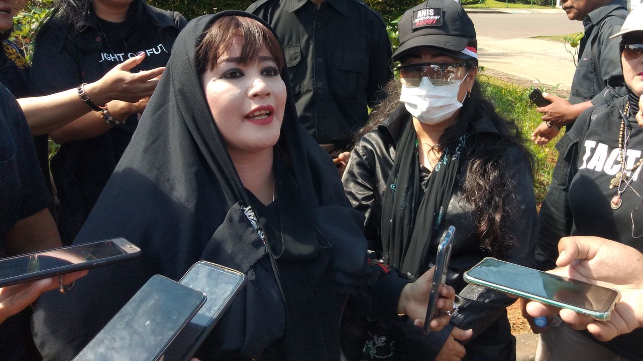 Viral Video Munarman Check In dengan Lily Sofia, Kader PDIP Dewi Tanjung Ngaku-ngaku Jadi Istri Kedua