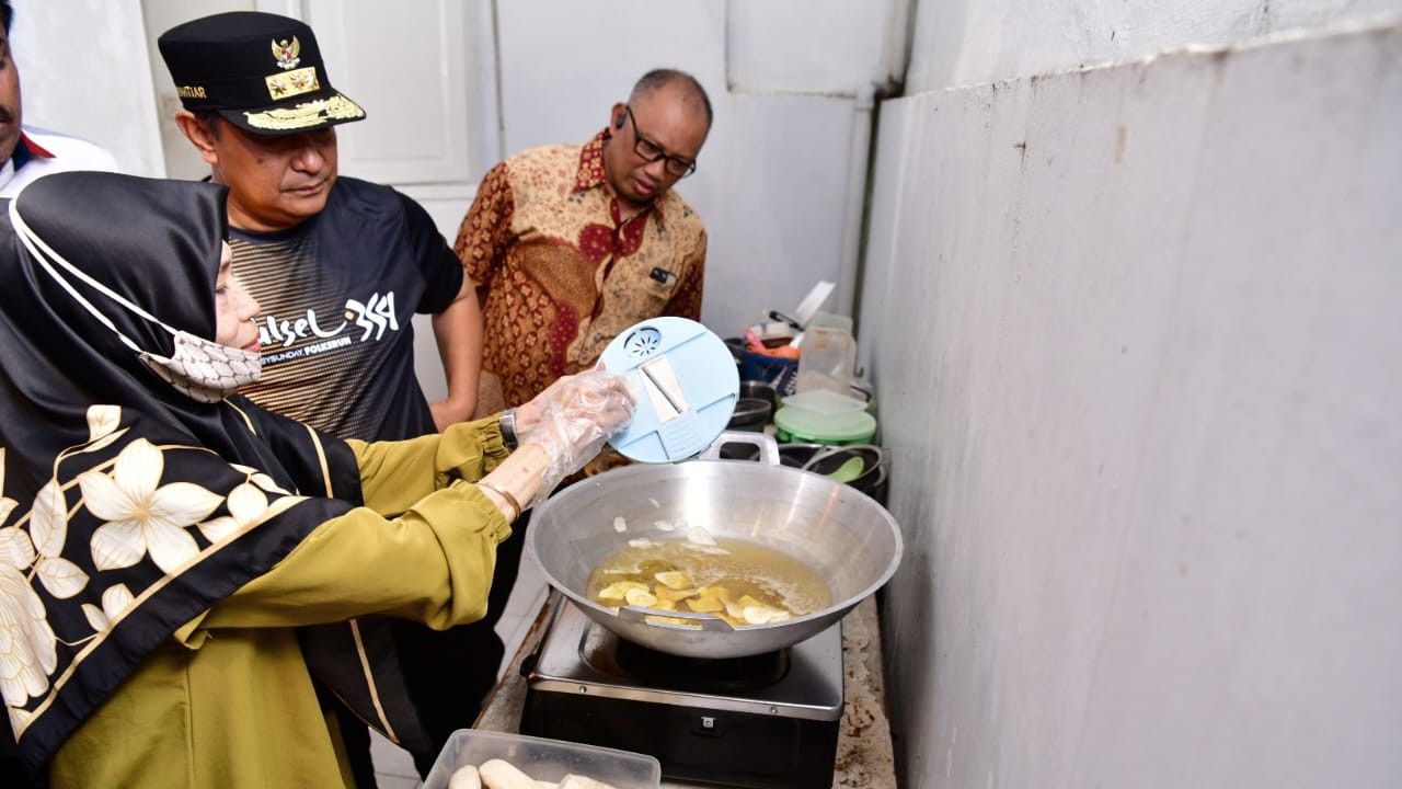 Momen Pj Gubernur Bahtiar Jagokan Keripik Pisang Khas Sulsel yang Punya Banyak Rasa