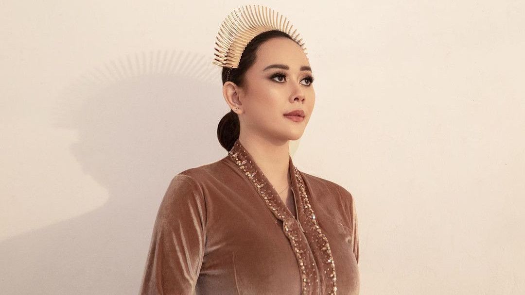 Hari Kartini, Pose Cantik Aura Kasih Pakai Kebaya, Netizen: Geulis Pisan Teteh