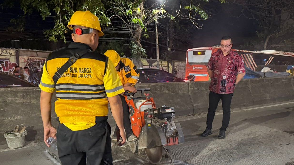 Anggota DPRD Kenneth Temukan Jalan Rusak Parah di Flyover Pesing Jakbar