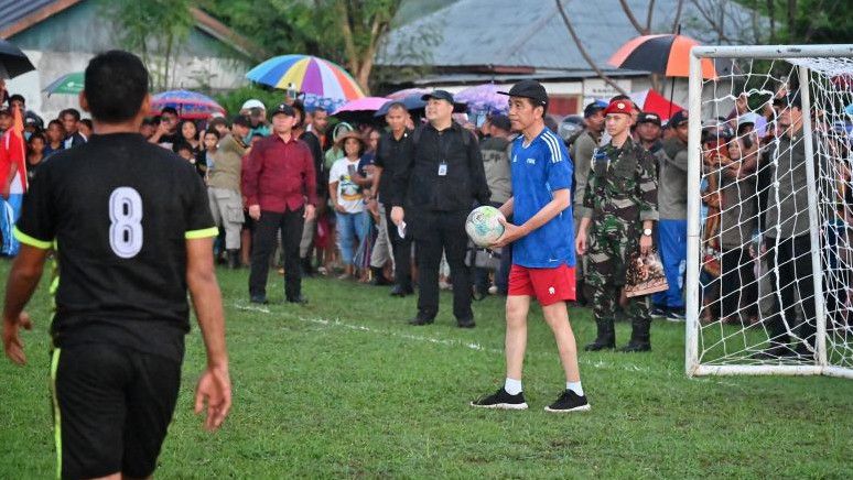 Jokowi Unggah Momen Jadi Kiper Pakai Jersey Biru Nomor 22 Saat Main Bola di NTT, Apa Maksudnya?