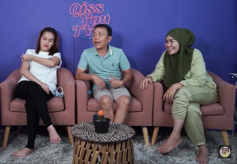 Keluarga Ayu Ting Ting (Foto: YouTube/Qiss You TV)