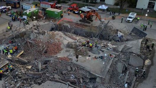 Ngeri! Gedung Bertingkat Runtuh Timpa Pekerja Konstruksi, Lima Orang Tewas