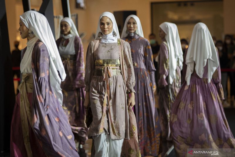 Sebut Masih Jadi Konsumen, Sandiaga Ingin Indonesia Jadi 'Kiblat' Fashion Busana Muslim Dunia