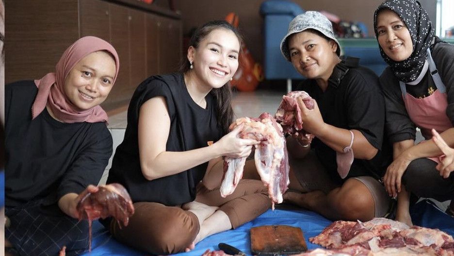 Momen Ayu Ting Ting Ikut Potong Daging Kurban Saat Idul Adha