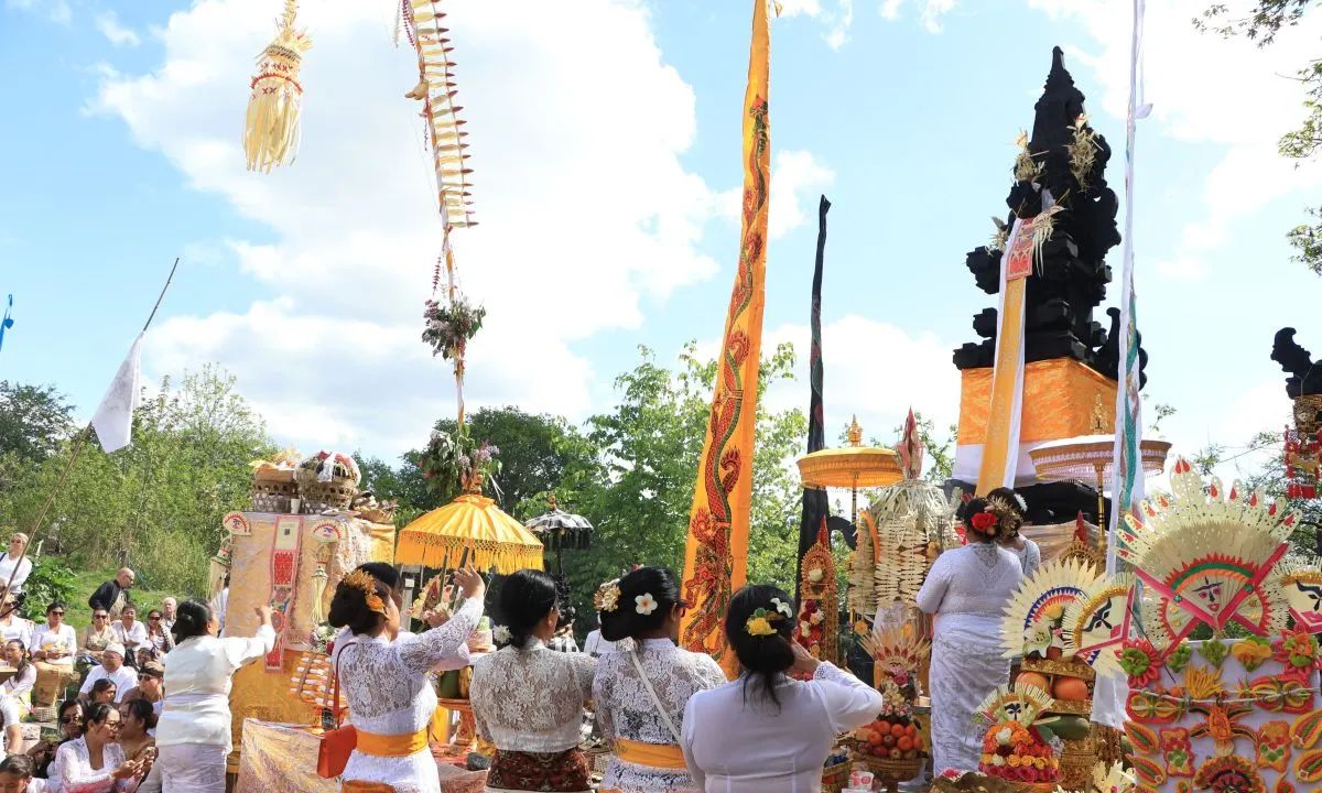 Gubernur Bali Resmikan Pura Pertama di Benua Eropa yang Dibangun Gotong Royong