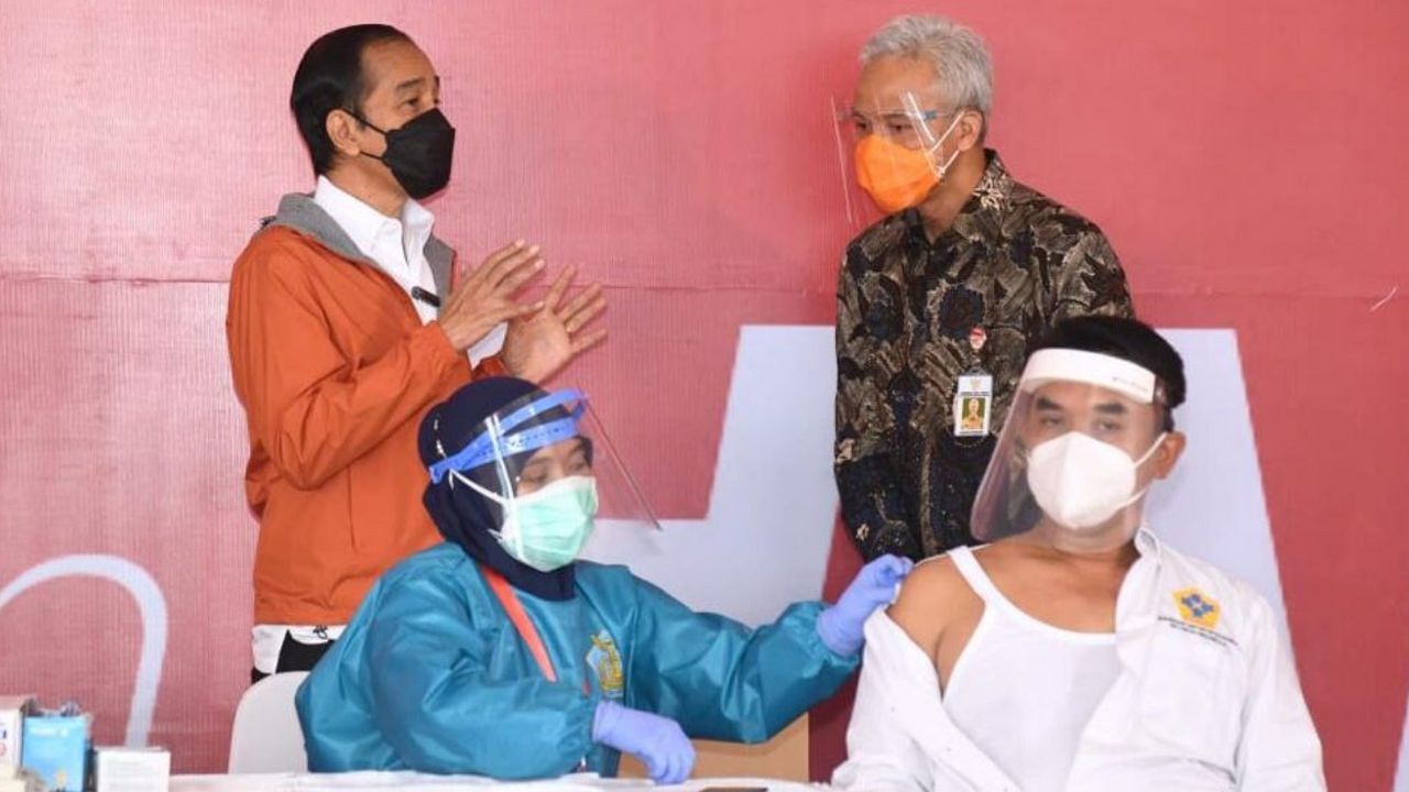 Momen Jokowi dan Ganjar Tinjau Vaksinasi 1.000 Orang di Pelabuhan Tanjung Mas Semarang