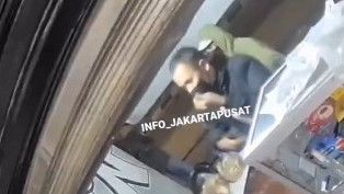 Detik-Detik Gengster Serang Warkop di Jakpus, Todong Pakai Sajam hingga Airsoft Gun