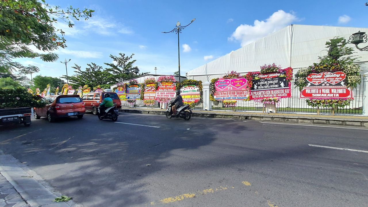 Pura Mangkunegaran Dikelilingi Karangan Bunga untuk Kaesang-Erina, Penjual Karangan Bunga Akui 'Kebanjiran' Ratusan Pesanan