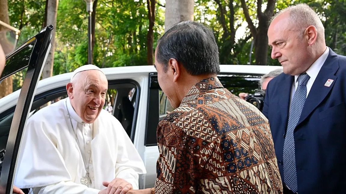 Jokowi Ikut-ikutan Pakai Innova Seperti Paus Fransiskus, Mau Terlihat Sederhana Juga Ya?