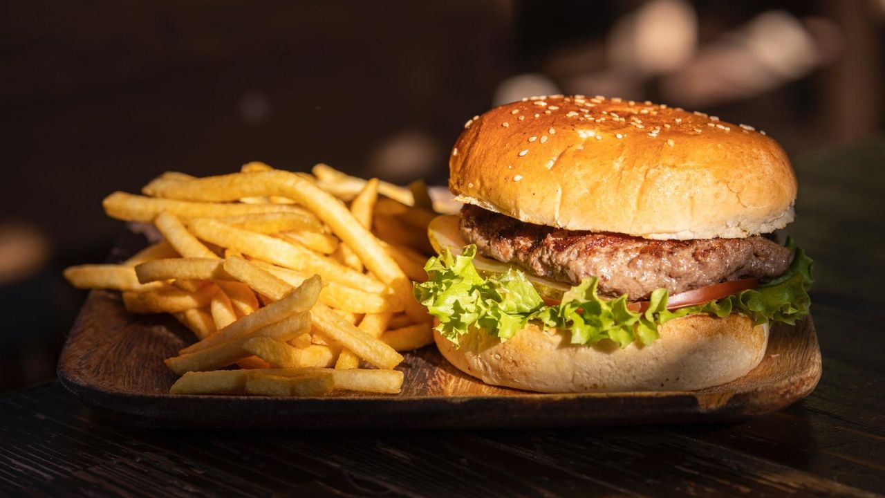 Burger dan kentang goreng (Foto: Pexels/ Engin Akyurt)