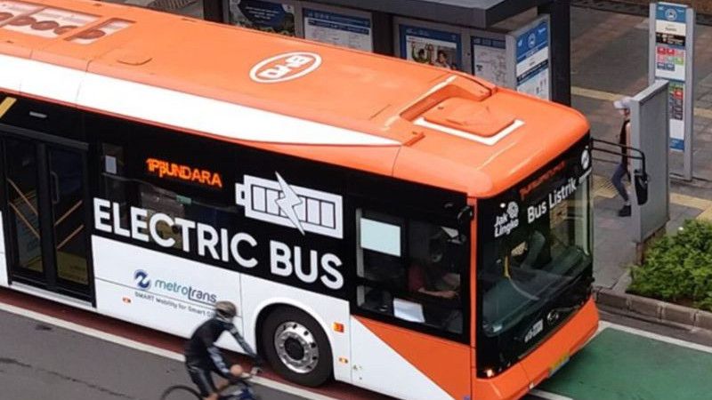 Pemotor di Jakbar Tabrak Pejalan Kaki Saat Melintas di Jalur Bus TransJakarta