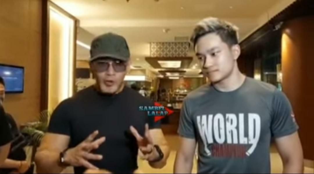 Deddy Corbuzier dan Azka (Foto: YouTube/Sambel Lalap)