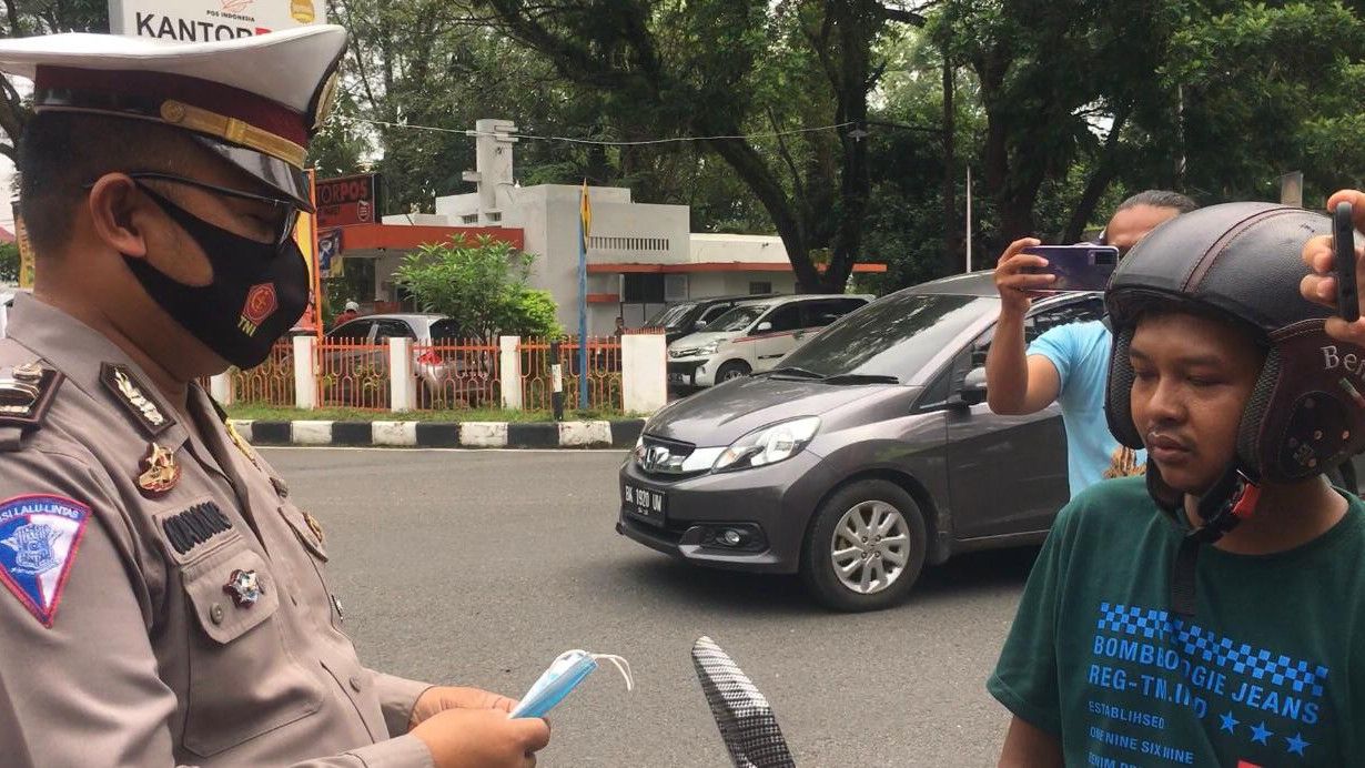 Viral, Aksi Polisi Iptu Nanang di Medan Tegur Warga Tak Pakai Masker Lewat Pantun