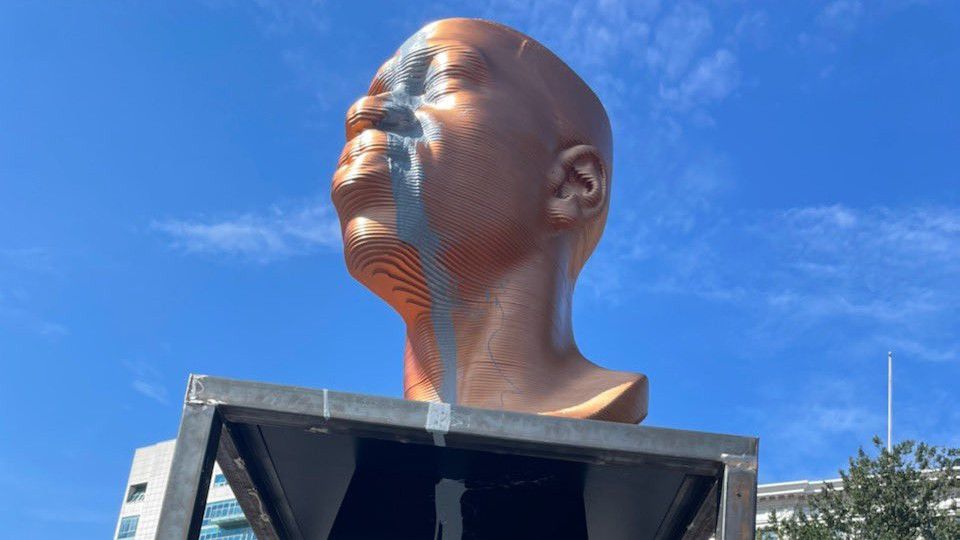 Patung George Flyod di New York Jadi Korban Vandalisme, Tersangka Naik Skateboard Lempar Tinta Biru