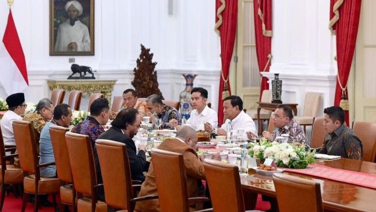 Momen Wapres Duduk di Sebelah Presiden Prabowo Saat Acara Pertemuan Pimpinan Parpol Koalisi di Istana Negara