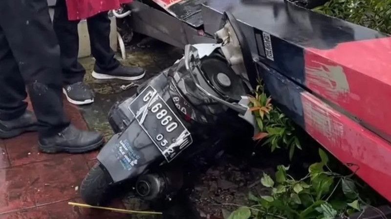 Papan Reklame di Jakbar Roboh dan Nyaris Membelah Dua Motor Parkir, Ngeri!