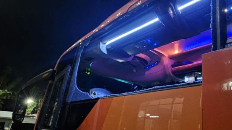 Bus Persik Kediri Dilempar Batu Usai Kalahkan Arema FC, Beberapa Orang Luka