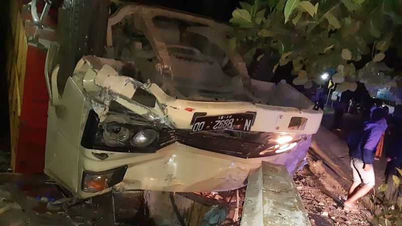 Truk Rem Blong Tabrak Pagar Rumah Warga di Malang Kemarin Malam, Mobil Terbalik, Dua Tewas