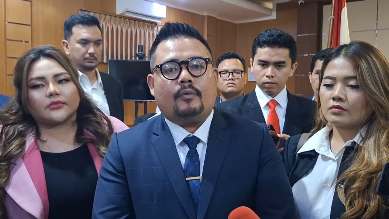Ridwan Kamil Absen Sidang Perdana, Lisa Mariana Kecewa - ERA.ID