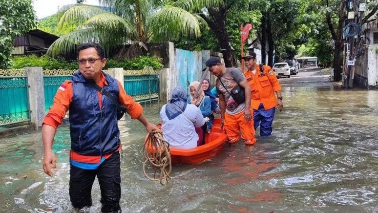 34 Ruas Jalan di Jakarta Terendam Banjir, Tinggi Air Ada yang Capai 50 Centimeter