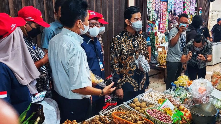 Aksi Gibran Keliling Pasar Pantau Harga Sembako Jelang Lebaran