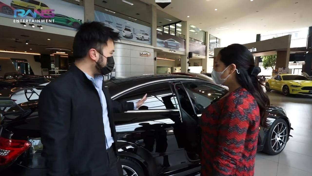 Nagita belikan mobil mewah untuk Raffi (Foto: YouTube/RANS ENTERTAINMENT)