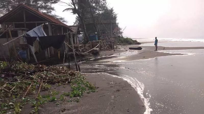 Waspada! Rob Berpeluang Landa Pesisir Selatan Jabar, Jateng, DIY