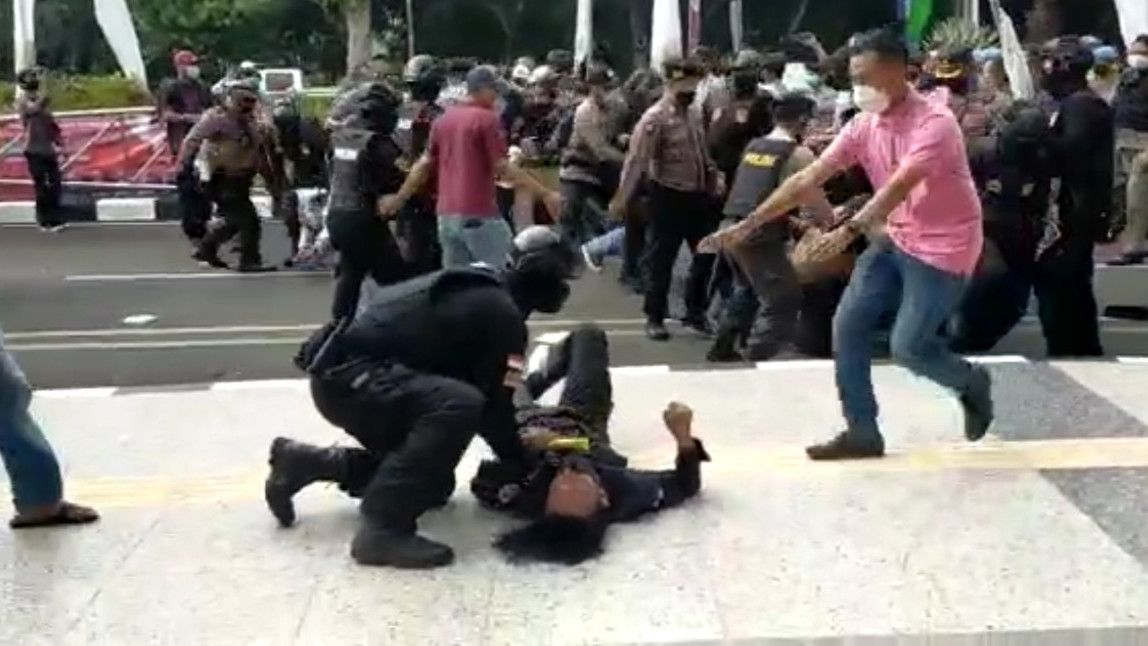 Viral Video Polisi Banting Mahasiswa ala 'Smackdown' Hingga Kejang, Polda Banten Ancam Sanksi