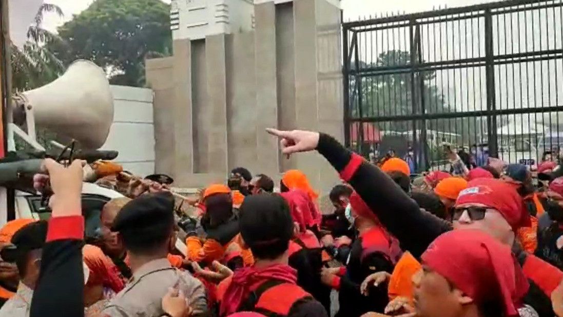 Demo Depan Gedung DPR, Masa Buruh Sempat Terlibat Bentrok dengan Polisi
