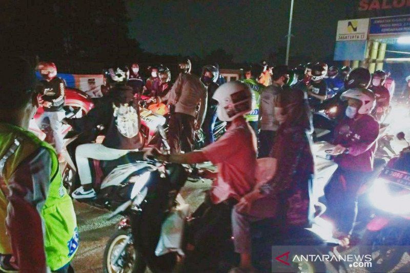 Polisi Putar Balik 350 Pemudik yang Lintasi Jalan Tikus Karawang