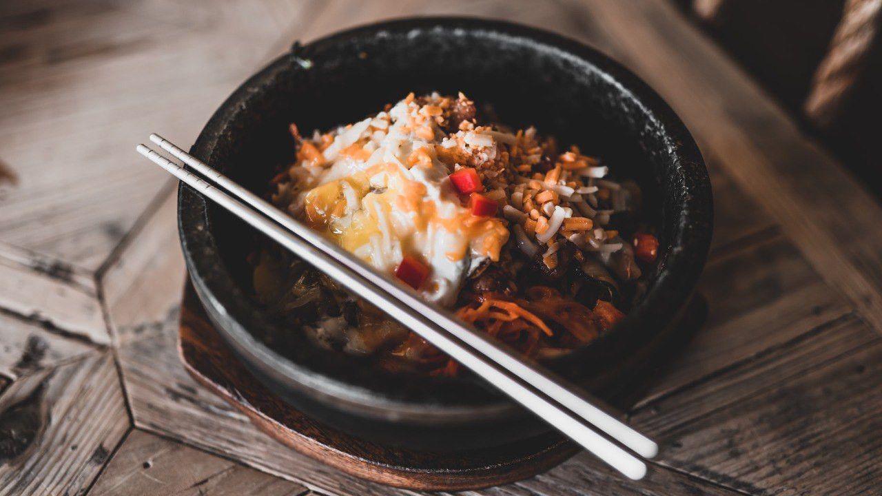 Ini Alasan Mengapa Orang Korea Makan Pakai Sumpit Logam?