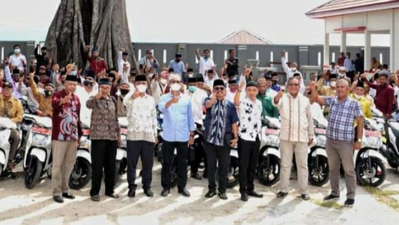 Aksi Terpuji Bupati Buton Selatan La Ode Arusani Beri Bantuan Puluhan Sepeda Motor untuk Imam Masjid