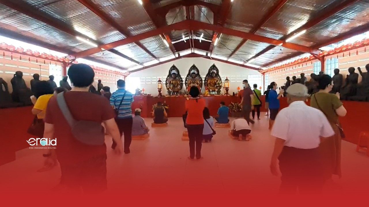 Melihat Perayaan Waisak di Vihara Dharma Bhakti