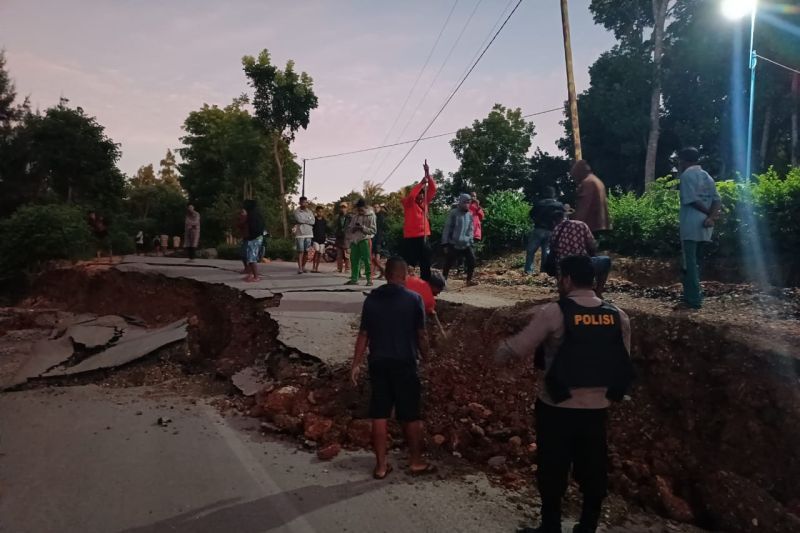 Ruas Jalan di Kabupaten Timor Tengah NTT Patah Akibat Terdampak Gempa Bumi Maluku M7,9