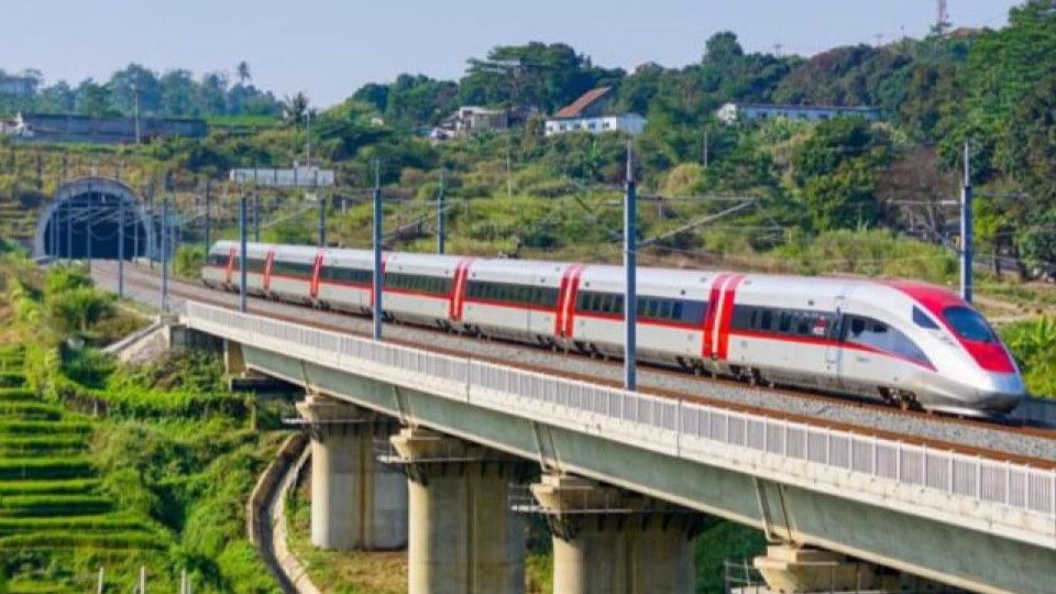 Ogah Lapor KPK soal Kasus Proyek Kereta Cepat Whoosh, Mahfud: Buang Waktu!