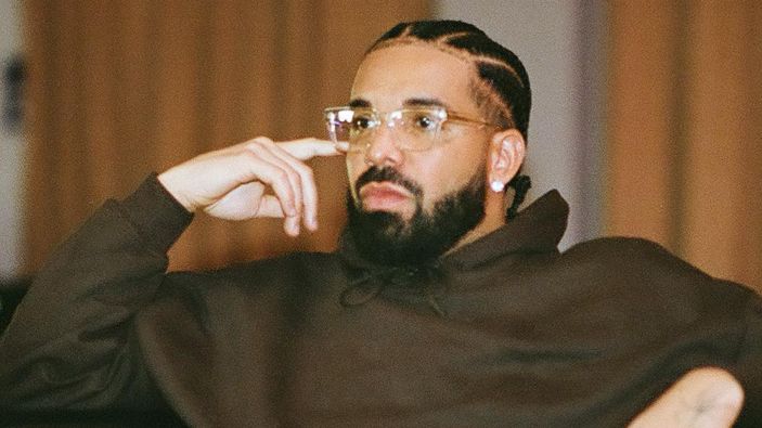 Nyaris Ketimpuk Lemparan Buku Saat Konser, Drake Ngomel ke Penggemar