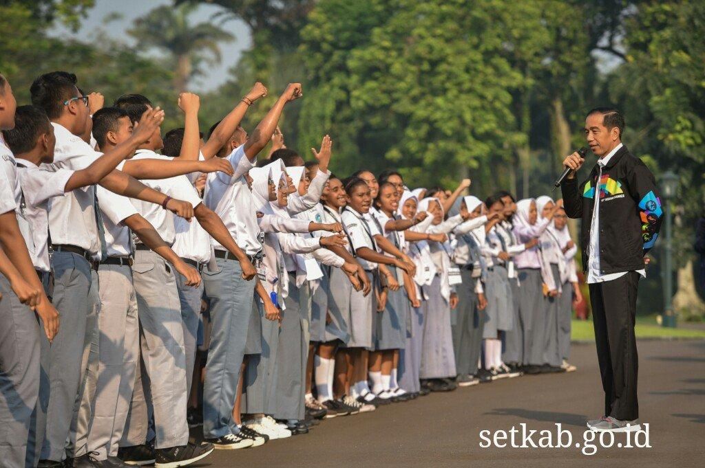 Jokowi bersama anak sekolah (Setkab)