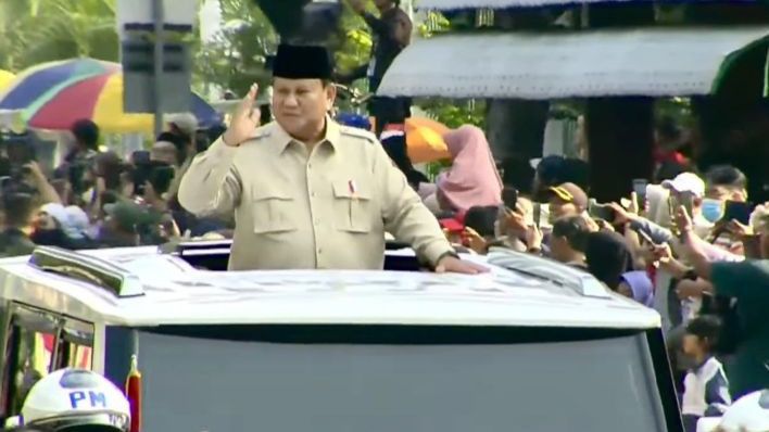 Prabowo Pimpin Peringatan HUT ke-80 TNI, Sapa Masyarakat dari Mobil Maung